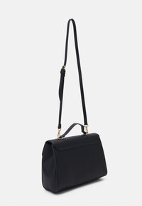 Sac à main structuré noir avec une poignée supérieure et une bandoulière réglable, présentant une texture lisse et des accents en métal doré.
