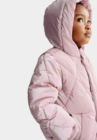 Chaqueta rosa inflada con capucha, con diseño acolchado, puños elásticos y bolsillos laterales. Hecha de un material brillante y suave.
