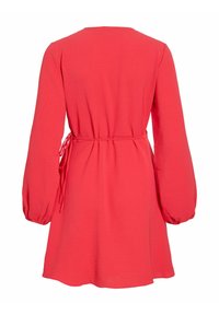 Robe longue rouge texturée à manches longues avec ceinture nouée à la taille et poignets élastiqués, vue de dos sur un fond blanc.