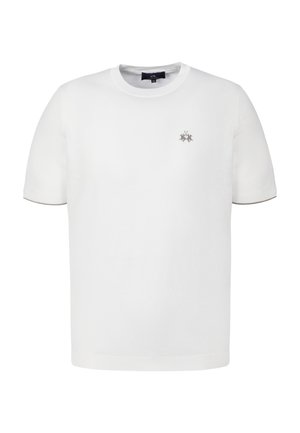 Weißes T-Shirt mit kurzen Ärmeln und Rundhalsausschnitt, mit kleinem grauem besticktem Logo auf der linken Brust, dargestellt vor einfarbigem Hintergrund.