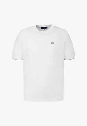 Biały t-shirt z krótkim rękawem i okrągłym dekoltem, z małym szarym haftowanym logo na lewej piersi, prezentowany na jednolitym tle.