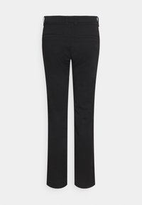 Pantaloni neri con design a gamba dritta, realizzati in un tessuto liscio, dotati di due tasche posteriori e dettagli di cucitura discreti sul retro.