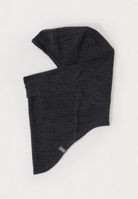 Calentador de cuello con capucha en gris oscuro, hecho de una tela suave y texturada. Presenta bordes cosidos y una pequeña etiqueta de marca en el costado.
