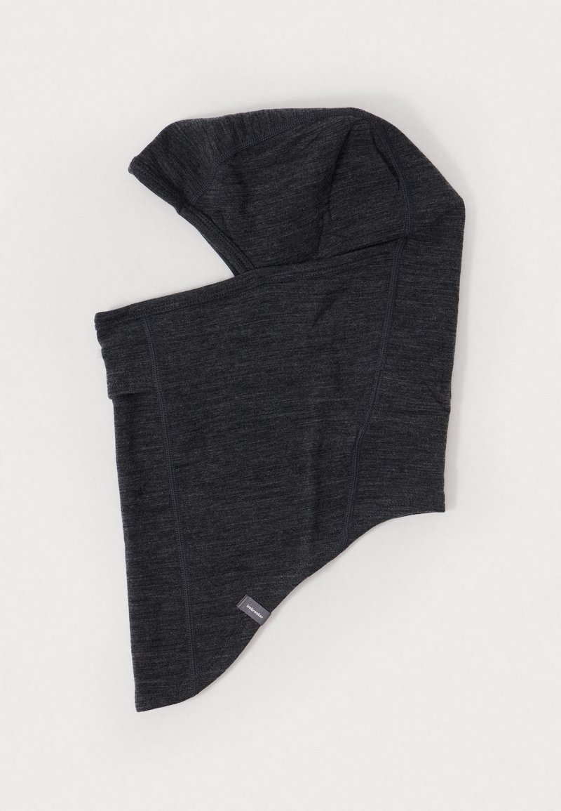 Calentador de cuello con capucha en gris oscuro, hecho de una tela suave y texturada. Presenta bordes cosidos y una pequeña etiqueta de marca en el costado.