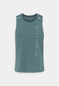 Top deportivo sin mangas de color verde oscuro hecho de material transpirable Dri-FIT, con acentos reflectantes y texto vertical "NIKE RUNNING".