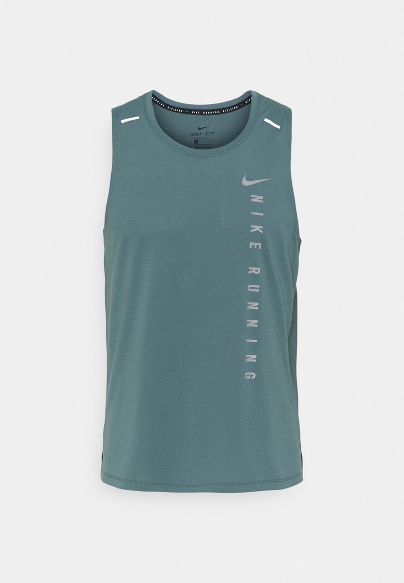 Top deportivo sin mangas de color verde oscuro hecho de material transpirable Dri-FIT, con acentos reflectantes y texto vertical "NIKE RUNNING".