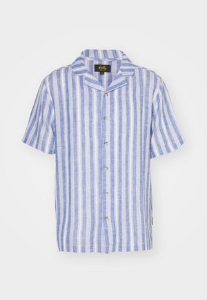 Kortermet, knappet skjorte med vertikale lyseblå og hvite striper og camp-krage, vist på en ensfarget hvit bakgrunn.