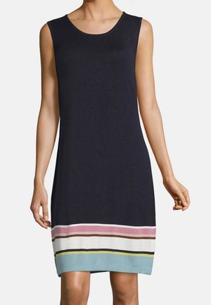 Robe sans manches bleu marine avec un col rond et des rayures horizontales rose, marron, blanc, noir, jaune et bleu près de l'ourlet.
