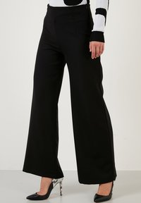 LELA Nohavice - black