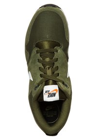 Olivgrön Nike Air sneaker med övre del av mesh och mocka, rund tå, platta snören, vitt swoosh-logotyp och vadderad krage för komfort.