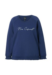 Felpa blu navy con maniche lunghe, scollo a costine e orlo arricciato. Presenta la scritta bianca in corsivo "New Casual" sul davanti.