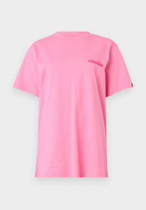 Roze katoenen T-shirt met korte mouwen, een ronde hals en een klein rood logo op de borst. Zachte textuur en een relaxte pasvorm.