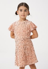 Sukienka z cekinami w delikatnym brzoskwiniowym kolorze, z krótkimi falbaniastego rękawami, ozdobiona metalicznymi cekinami. Gładka tekstura i luźny krój z okrągłym dekoltem.