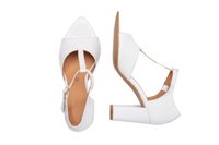 Sandalias blancas de tacón con punta afilada, diseño de tira en T y hebilla en el tobillo. Material de cuero liso, tacón grueso y plantilla de color canela.