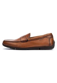 Braune Lederloafers mit glatter Oberfläche, genähten Details im Obermaterial und einer Gummisohle für besseren Halt. Keine sichtbaren Akzente.