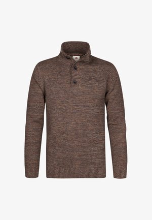 Brun strikket pullover med høj krave og to mørke knapper på frontåbningen, lange ærmer, ribstrikkede manchetter og kant.