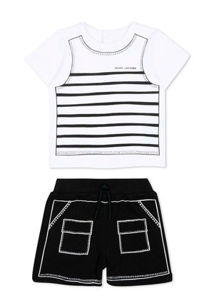 T-shirt blanc à manches courtes avec des rayures horizontales noires et le texte "Marc Jacobs", associé à un short noir avec des contours de poches cousus en blanc.