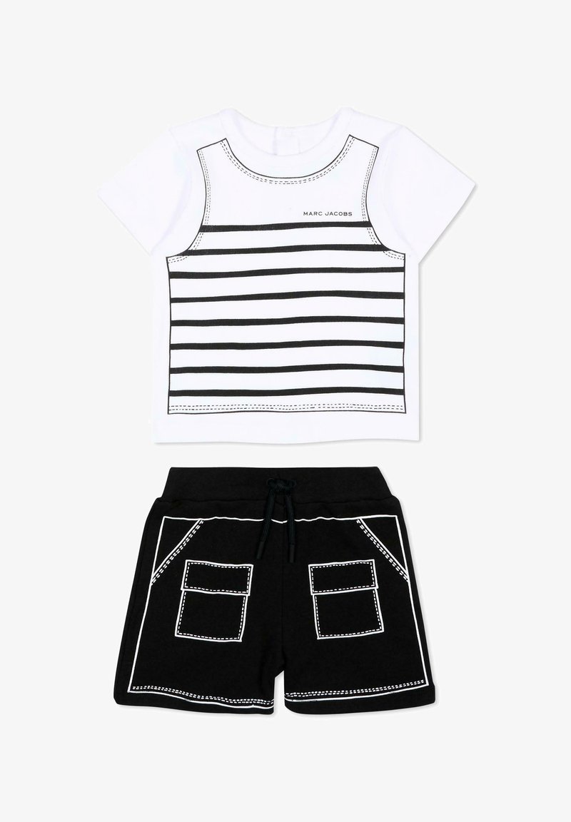 T-shirt blanc à manches courtes avec des rayures horizontales noires et le texte "Marc Jacobs", associé à un short noir avec des contours de poches cousus en blanc.