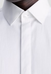 Witte overhemden met verticale pinstripes, een klassieke puntkraag en een enkele witte knoopsluiting op de voorkant.