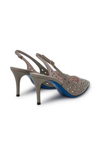 Sandali con tacco beige a punta, design aperto con motivi ritagliati, cinturini regolabili e una soletta interna blu.