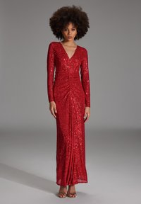 Rode pailletlange jurk met een diepe V-hals, lange mouwen en gerimpelde details op de taille. Gladde stof met een aansluitende silhout.