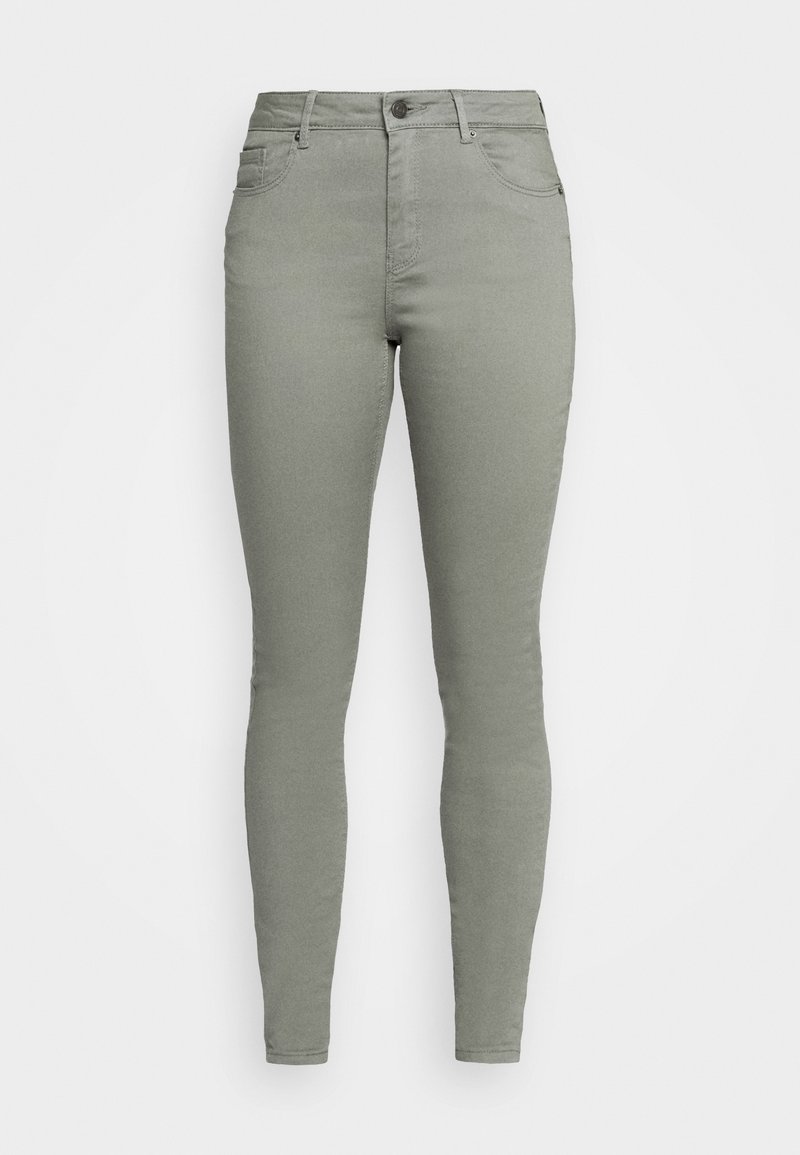 Jeans ajustés taille haute en denim gris clair. Comprend cinq poches, une fermeture à bouton et une texture lisse. Aucune motifs ou accents visibles.