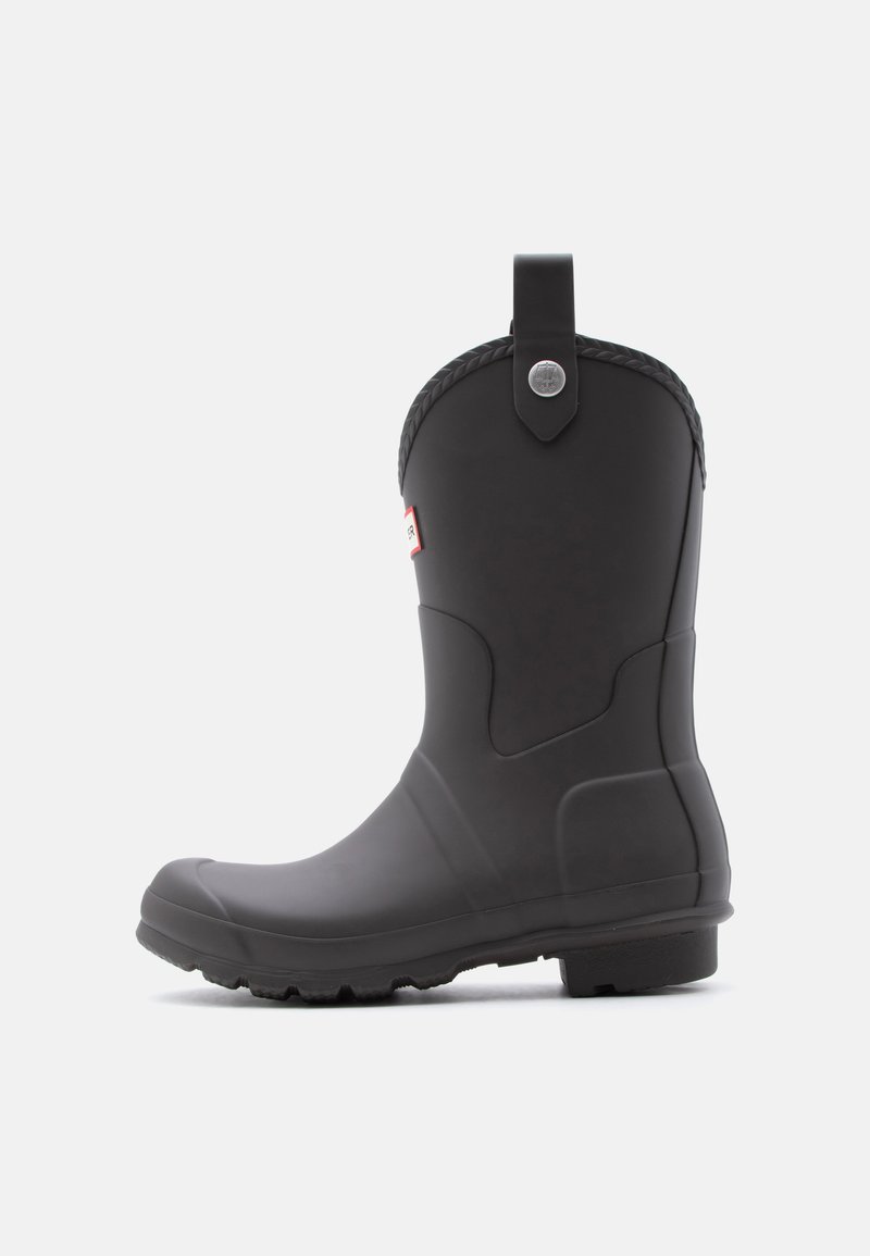 Botte de pluie en caoutchouc noire mi-mollet avec languette de traction et semelle texturée, conçue pour une utilisation extérieure imperméable.