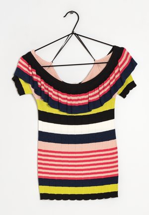 Ribbet off-shoulder top med lodrette stribemønstre i pink, sort, hvid, grøn og marineblå farver samt en flæsekrave.