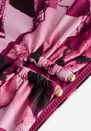 Violeta un rozā rakstaina auduma materiāls ar savilkšanas sekcijām un zelta toņa aparatūras detaļām. Gluda tekstūra, elastīgs materiāls un eleganti mali.