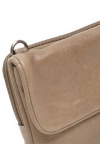 Bruine leren tas met een gestructureerd oppervlak, voorzien van een ritssluiting en afgeronde hoeken. Inclusief een metalen ringbevestiging.