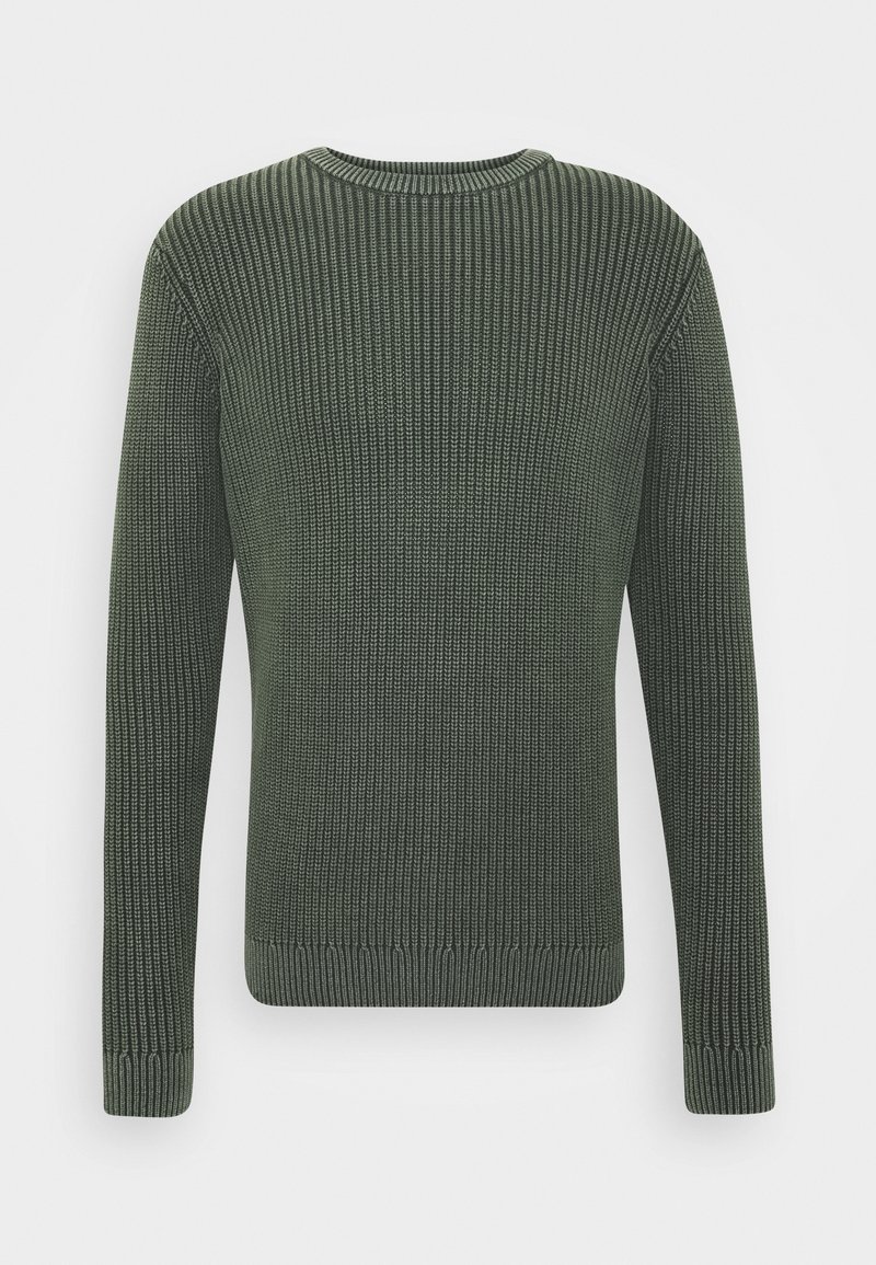 Pull en tricot côtelé vert foncé à manches longues avec encolure ronde, ourlet droit et poignets ajustés sur fond blanc uni.