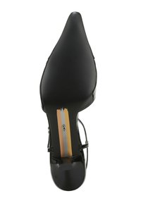 Zwarte hoge hakken met enkelbandje, spitse neus, glanzende afwerking en een gestructureerde zool met drie horizontale strepen in goud, zilver en oranje.