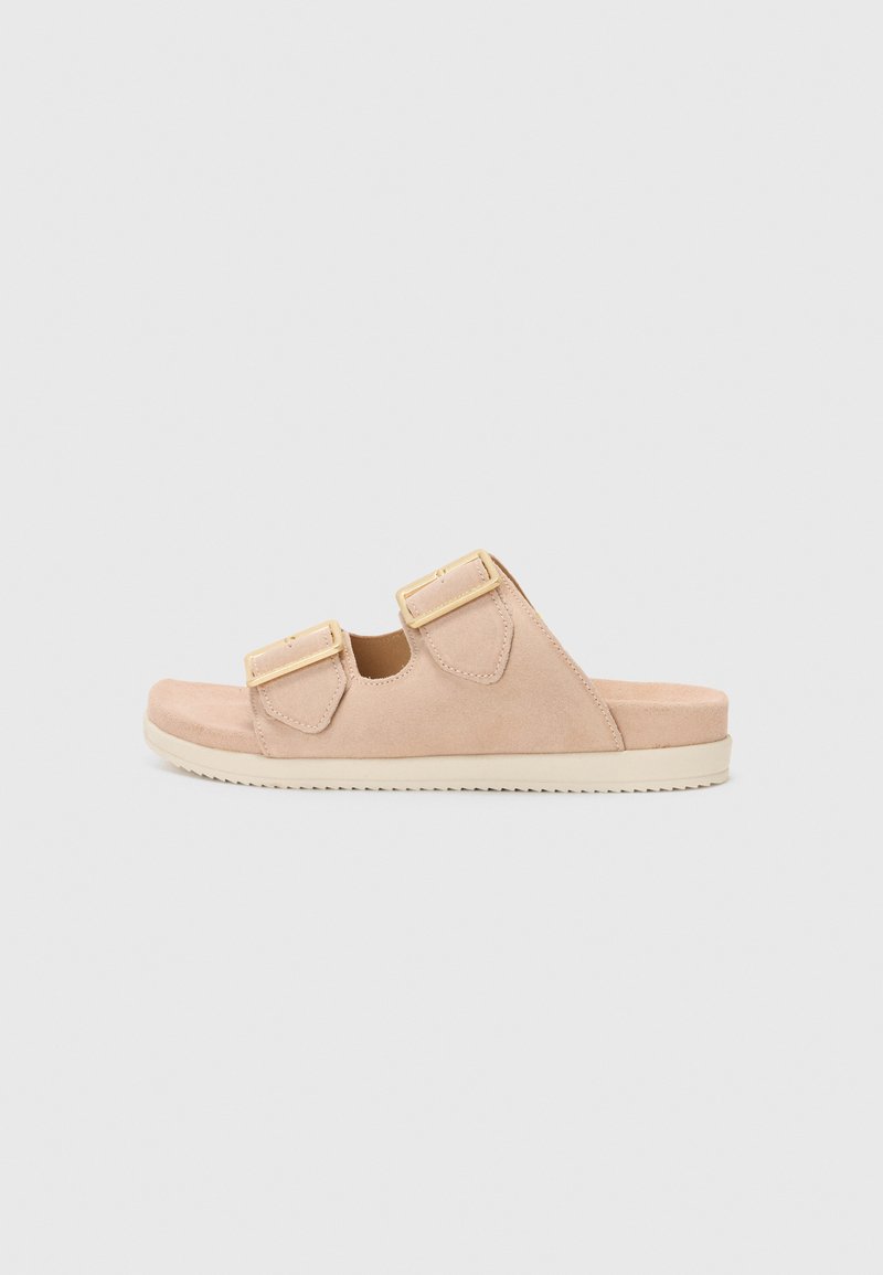 Sandali scivolati in suede rosa pallido con due cinghie regolabili, fibbie in tono oro e una suola in gomma crema textured.