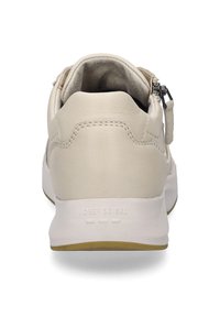 Vaaleanbeige nahkakengät, joissa on teksturoitu päällinen, takapuolen vetoketju ja valkoinen väli-osa, jossa on brändin logo kantapäällä.