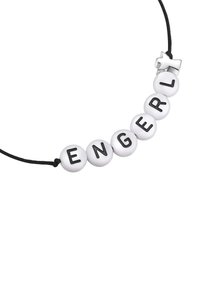 Cuentas blancas ensartadas en un cordón negro, con letras negras que deletrean "ENGERL". Incluye una pequeña pieza de acento plateado unida al cordón.