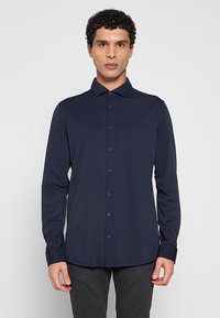 Donkerblauw overhemd met lange mouwen en knopen, voorzien van een gestructureerde kraag en manchetten, met een gladde, geweven textuur en een rechte zoom.