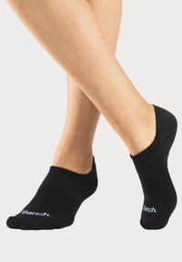 Schwarze Knöchelsocken mit gerippter Textur und niedrigem Schnitt. Mit weißem "Bench."-Logo auf der Vorderseite. Hergestellt für Komfort und Passform.