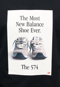 Γραφική απεικόνιση των αθλητικών παπουτσιών New Balance 574, με γκρι και μπλε χρωματικό συνδυασμό, υλικά από ανάγλυφο σουέτ και δίχτυ, και λευκά κορδόνια.