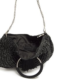 Bolso tejido negro que presenta una correa de cadena, un asa superior redonda y un cierre con cremallera. Interior forrado con tela negra con una etiqueta visible.