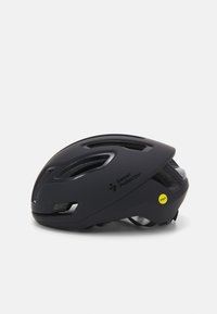 Czarny kask rowerowy z wieloma otworami wentylacyjnymi, o smukłym aerodynamicznym kształcie, matowym wykończeniu oraz widoczną etykietą MIPS z boku.