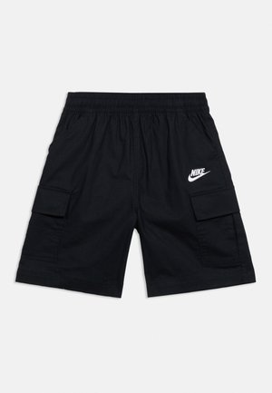 Sorte Nike cargoshorts med elastisk linning, to store sidelommer og hvidt Nike-logo på højre lår.