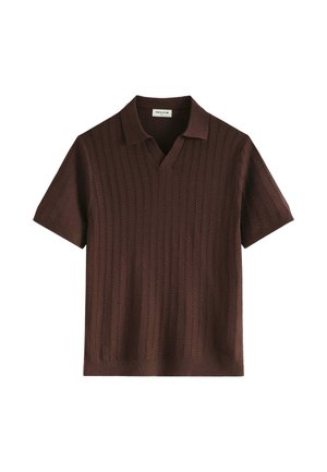 Polo en maille marron foncé à manches courtes avec des motifs verticaux texturés et un col en V fendu.