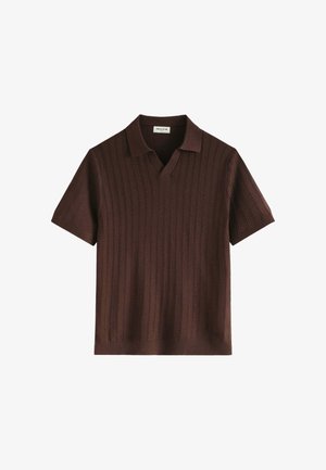 Polo en maille marron foncé à manches courtes avec des motifs verticaux texturés et un col en V fendu.