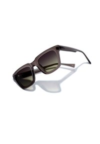 Quadratische Sonnenbrille mit einem dunkelbraunen, durchsichtigen Rahmen und grünen Verlaufsgläsern. Schlanke schwarze Bügel mit dezentem Branding.