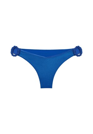 Bas de bikini bleu avec une texture lisse et brillante. Comprend une découpe en V et des accents tressés au niveau des hanches.