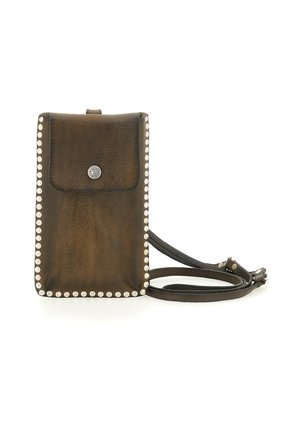 Borsa a tracolla in pelle marrone con borchie argentate lungo i bordi, patta frontale con chiusura a scatto e tracolla regolabile.