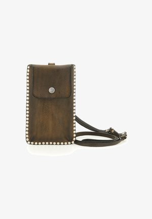 Borsa a tracolla in pelle marrone con borchie argentate lungo i bordi, patta frontale con chiusura a scatto e tracolla regolabile.