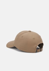Brun baseball caps med en lett buet skjerm, laget av bomull, med en justerbar stropp bak, sydd ventilasjonsåpninger og logo-merke.
