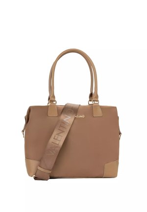 Bolso de cuero color cuero con asas dobles en la parte superior y correa ancha extraíble con el logo "Valentino" en relieve.