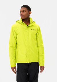 Limegroene waterdichte jas met een ritssluiting aan de voorkant, verstelbare capuchon en logo-detail. Beschikt over een soepele textuur en lange mouwen.